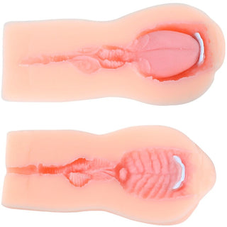 XISE Suctroker Munmasturbator har två mjuka, rosa silikonhalvor som delas på längden för att avslöja texturerade inre detaljer och en central kanal, vilket ger realistiska känslor med en sugfunktion för ökad njutning.