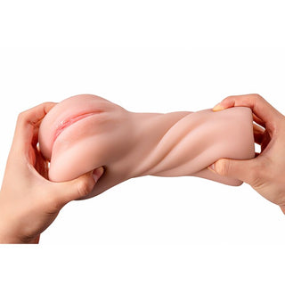 Xise Elaine Vagina Masturbator, mjuk silikon, köttfärgad med en vriden yttre design, visas mot en vit bakgrund.