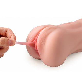 Xise Elaine Vagina Masturbator i mjuk, hudfärgad silikon med en detaljerad öppning, visas mot en vit bakgrund.