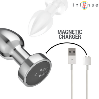 Intense Vibrerande Analplugg S - en silverfärgad analplugg med magnetisk laddare och USB-kabel. Märket Intense visas i det övre högra hörnet.