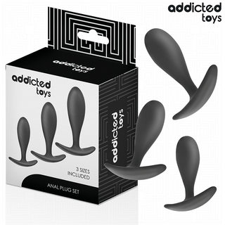 Ett set med tre Addicted Toys Analpluggar Set 3 st i svart silikon i olika storlekar - perfekta analleksaker för alla nivåer, bredvid förpackningen.