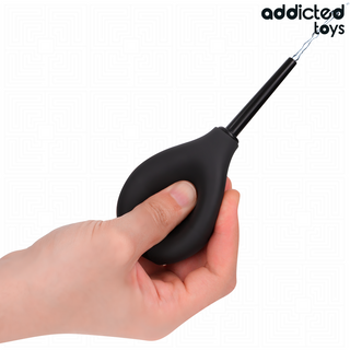 Svart gummi Travel Anal Cleaner bulbspruta med långt munstycke, 90 ml kapacitet, Addicted Toys logotyp uppe till höger.