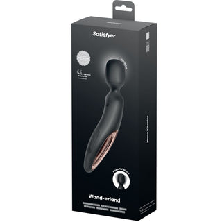 Satisfyer Wand Erland Svart wand-massager levereras i en märkesförpackning som visar upp produkten och är utformad för kraftfulla vibrationer och ultimat avkoppling.