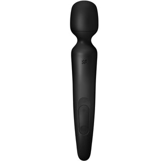 Satisfyer Wand Erland Svart är en svart wand-massager med ett rundat huvud och handtagskontroller, utformad för kraftfulla vibrationer för att ge lugnande lättnad.