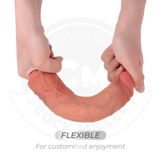 Händerna böjer Cock Miller Dildo Med Fjärrkontroll 20cm och framhäver dess FLEXIBLA design och köttfärg för skräddarsydd njutning.
