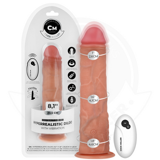 Cock Miller Dildo Med Fjärrkontroll 20cm är en realistisk dildo med sugkopp och fjärrstyrd vibrator. Produktens mått visas tydligt på förpackningen.
