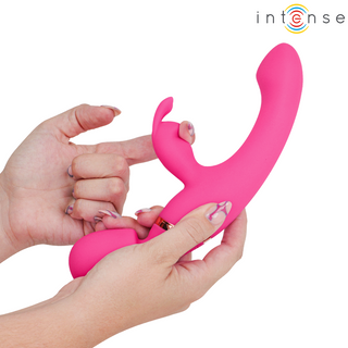 En rosa silikonvibrator med ett böjt skaft och extern stimulator, märkt som Winona 2-i-1 Rabbit & Wand.