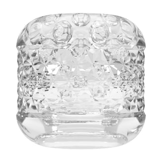 Transparent glasburk med geometriskt mönstrad yta och rundat lock, med en intrikat, strukturerad design.