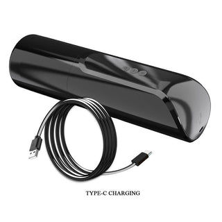 Svart cylinderformad masturbator med kontrollknappar, LED-display och en USB Type-C-laddningskabel.