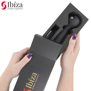 Svart Ibiza-box innehållande Ibiza Plasma Sphere Vibrator i skumförpackning; produkten har en elegant och modern design.