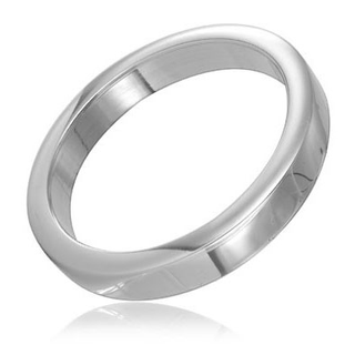Metall Cockring 35 mm Tjock är en enkel, polerad silverring med en slät, rundad yta och en reflekterande finish som också kan hjälpa till att fördröja utlösningen.