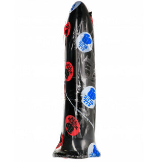 Svart silikondildo, 20 cm, cylindrisk form, förpackad i genomskinlig plast med röda och blå cirkelformade etiketter.