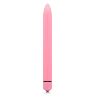 Lång Smal Vibrator är en rosa cylindrisk enhet med en rundad spets som står upprätt mot en vit bakgrund. Den har en viskande tyst drift och når imponerande 17 500 RPM.