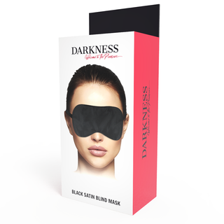 Darkness Basic Black Mask-boxen visar en kvinna som bär den eleganta masken på framsidan, vilket framhäver dess mörkläggande effekt.