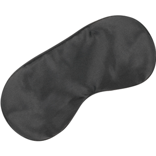 Darkness Basic Black Mask - en svart satinögonmask för mörkläggning, tillverkad av mjukt, lent tyg och visad mot vit bakgrund.
