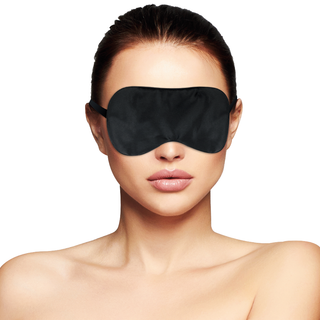 Kvinna med bara axlar som bär Darkness Basic Black Mask vänd framåt mot en vit bakgrund.