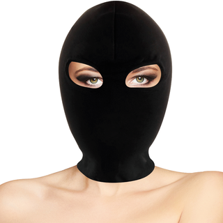 En person bär Darkness Submission Mask Black, även känd som en huvudmask med ögonöppningar, mot en vit bakgrund.