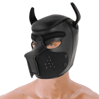 Någon bär en Darkness Neoprene Hundmask, med en hundliknande design i svart läder med spetsiga öron och nos. Det strukturerade munstycket förstärker djupet och synliga ögon tittar genom neoprenmasken som täcker huvudet och nacken, vilket tyder på spännande BDSM-element.