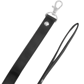 Darkness Halsband med Läderkoppel är ett elegant svart läderkoppel med öglehandtag och robust metallspänne, perfekt för snygga promenader.
