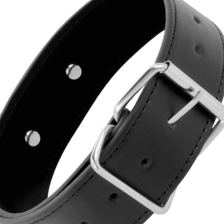 Zooma in på ett svart läderbälte med ett glänsande metallspänne, två nitar och den fängslande tjusningen av ett Darkness Halsband med Läderkoppel.
