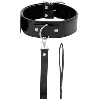 The Darkness Halsband med Läderkoppel kombinerar en svart PVC-läder krage med snygga metallringar och en robust metallkedja koppel för en oförglömlig upplevelse.