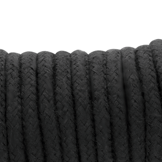 Närbild av Darkness Japanese Bondagerep 5 m, tätt lindad med en flätad textur. Tillverkad av slitstark svart bomull, perfekt för kinbaku eller traditionell bondagelek.