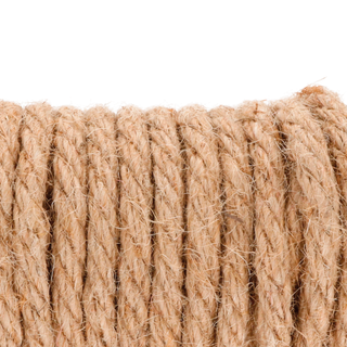 Närbild av Japanskt Bondagerep 5 m Jute, ett naturbrunt upprullat juterep med synliga fibrer på en vit bakgrund, perfekt för japanska repövningar som kinbaku.