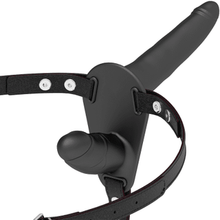Fetish Submissive Harness, en svart strap-on dildo gjord av hypoallergen medicinsk silikon och med justerbara remmar för komfort, mot en vit bakgrund.