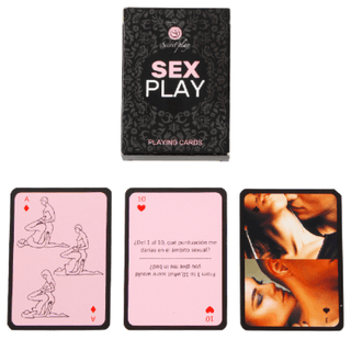 Ett paket "Sex Playing Card (Es/ENG)" med intrikata svarta mönster visas. Tre exempelkort innehåller intima illustrationer och frågor om erotiska fantasier och Kamasutra-ställningar på rosa bakgrund.