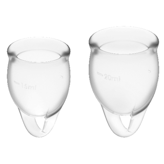 Två genomskinliga menstruationskoppar av medicinsk silikon, i storlekarna 15 ml och 20 ml, avbildade sida vid sida mot en vit bakgrund.
