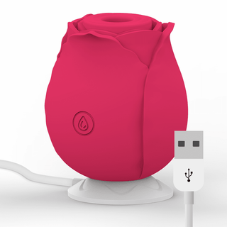 Mia Rose Lufttrycksstimulator är en röd, rosformad silikonklitorisstimulans med en ansluten USB-laddningskabel och en vattendroppeikonknapp nära basen, elegant stående mot en vanlig vit bakgrund.