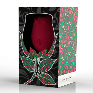 Mia Rose Lufttrycksstimulator kommer i en svart låda med en blommig design och utskärning som avslöjar en röd ros. Dess sidor visar ett färgglatt mönster, medan "Luxury Edition" pryder det nedre hörnet, vilket gör den idealisk för dem som söker diskret elegans i sina klitorisstimulans.