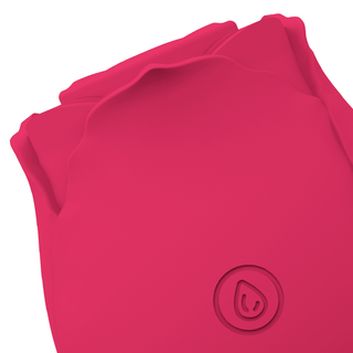 Närbild av en rosa ros med en präglad droppsymbol på ett av dess kronblad antyder subtilt Mia Rose Lufttrycksstimulators eleganta design. De släta kronbladen förstärker den minimalistiska stilen, vilket återspeglar sofistikeringen som finns i denna premium klitorisstimulans.