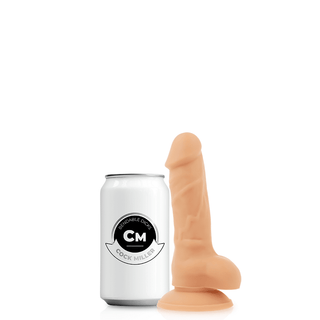 En beige Flexibel 13 cm dildo gjord av kroppssäkert silikon sitter utan ansträngning bredvid en märkt dryckesburk på en skarp vit bakgrund.