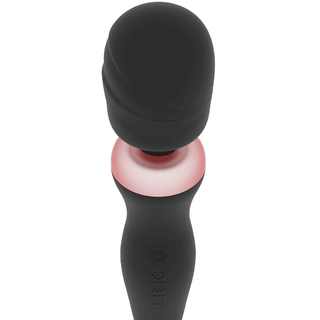 Den svarta Rithual Akasha Wand 2.0 massageapparaten har ett rundat huvud, en rosa accent nära toppen och är gjord av hållbart medicinskt silikon.
