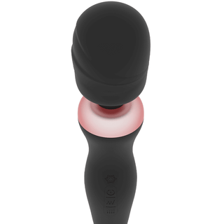 Den svarta Rithual Akasha Wand 2.0 massageapparaten har ett rundat huvud, en rosa accent nära toppen och är gjord av hållbart medicinskt silikon.