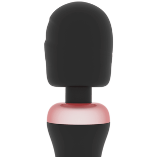 Rithual Akasha Wand 2.0 är en elegant handhållen massageapparat med ett rundat huvud på en flexibel hals, framhävd av en rosa accentrand. Tillverkad av medicinsk silikon, säkerställer den förbättrad hållbarhet och komfort.