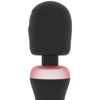 Rithual Akasha Wand 2.0 är en elegant handhållen massageapparat med ett rundat huvud på en flexibel hals, framhävd av en rosa accentrand. Tillverkad av medicinsk silikon, säkerställer den förbättrad hållbarhet och komfort.