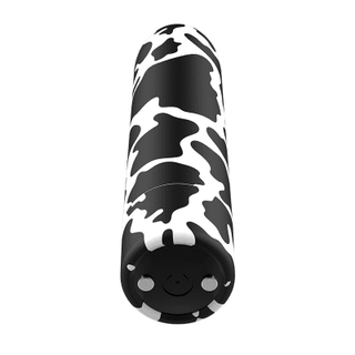 En Custom Bullet Uppladdningsbar, med en elegant svart och vit komönsterdesign, visas från ena änden. Den synliga änden inkluderar en strömknapp och en magnetisk laddningsport.