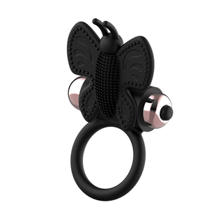 Coquette Chick Desire Penisring är en svart silikonring, designad i en fjärilsform med texturerade detaljer och två metalliska accenter för intim användning.