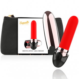 Vibrator Rechargeable Lipstick från Coquette, tillverkad av vattentålig medicinsk silikon, har en chic läppstiftsform med svarta accenter och visas elegant med en elegant svart påse och ask.