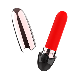 Det uppladdningsbara läppstiftet Vibrator har en design med röd kula gjord av medicinsk silikon med en svart bas, inställd mot en metallkåpa på en vit bakgrund. Dess vattentålig konstruktion säkerställer hållbarhet och mångsidig njutning vart du än går.