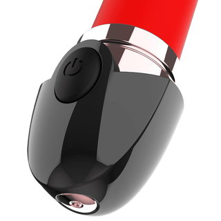 Närbild av ett rött och svart Vibrator Uppladdningsbart läppstift med en strömknapp, metallic accenter och tillverkad med medicinsk silikon för ökad säkerhet.