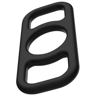 Svart ovalformat cockringspänne i plast med tre öppningar, visat i vinkel mot en vit bakgrund. Designad för användning med Addicted Toys Cockring Set 4-pack eller silikon-cockrings.