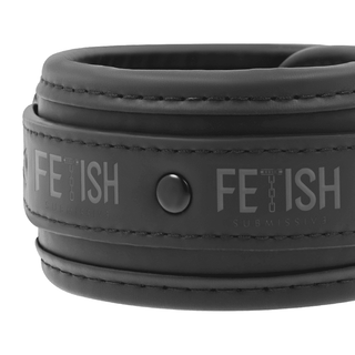 Närbild av svarta "FETISH" veganska läderhandbojor med neoprenfoder, elegant tryckt i grått. Detaljerade sömmar och en rundad knapp förstärker dess eleganta, vadderade utseende – perfekt för dem som uppskattar sofistikerade tillbehör i sitt bondage-spel.