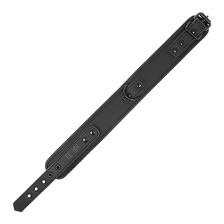 Fetish Neoprene Halsband & Koppel är en svart rem tillverkad av veganskt läder, med flera hål, metallbeslag, ett spänne och ringar för fastsättning. "FE ISH" är präglad på en sektion. Denna BDSM-tillbehör sticker ut mot en vit bakgrund och gör ett djärvt uttalande.