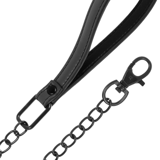 Fetish Neoprene Halsband & Koppel har en svart vegansk läderrem, sammanlänkad av en kedja med ett öppet spänne. Detta mångsidiga tillbehör kompletterar alla BDSM-tillbehör-kollektioner mot dess rena vita bakgrund.