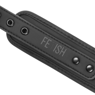 Närbild av ett svart veganskt läderband med metallöglor och nitar, präglade med "FETISH FANTASY LIMITED EDITION" i mörkgrå. Detta snygga Fetish Neoprene Halsband & Koppel överlappar något i en vinkel.