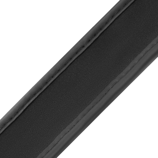 Närbild på "Fetish Neoprene Halsband & Koppel" med slät struktur och synliga kantsömmar, perfekt som BDSM-tillbehör. Den är placerad diagonalt för att visa upp sitt hantverk.