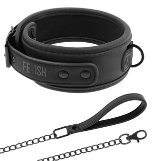 Fetish Neoprene Halsband & Koppel har en svart vegansk läderkrage med metallringar och ett avtagbart koppel med kedja och läderhandtag, vilket gör den till ett idealiskt BDSM-tillbehör.